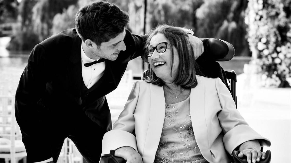 zentauroepp43878778 fotograf ia del twitter de sergi roberto con su madre que p180621123143 zentauroepp43878778 fotograf ia del twitter de sergi roberto con su madre que p180621123143