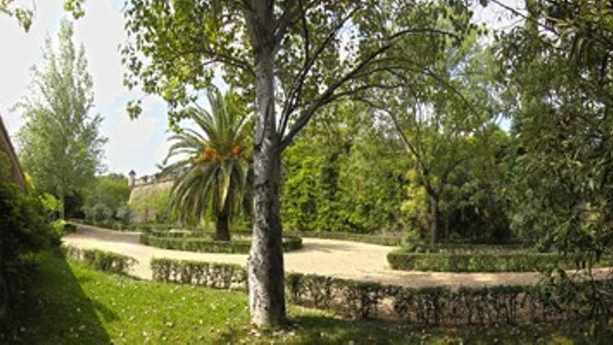 El Ayuntamiento de Badajoz adecentará los jardines que rodean la muralla