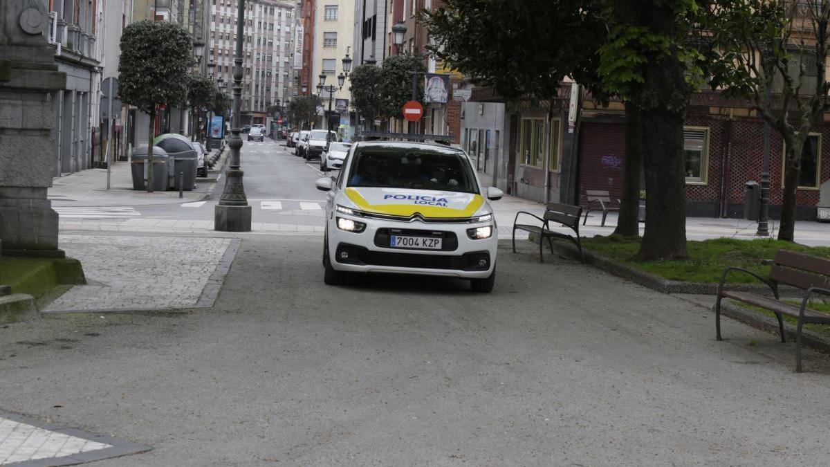 Una patrulla de la Policía Local en La Felguera.