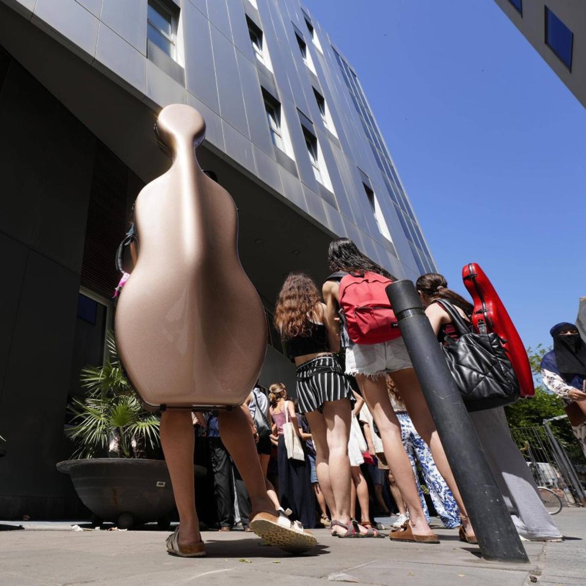 Alumnes del Conservatori del Liceu, davant de la seu del centre. | FERRAN NADEU