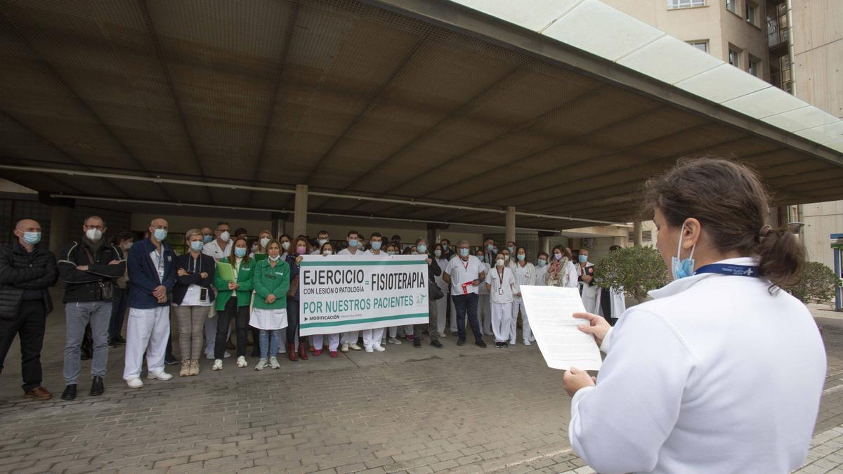 Fisioterapeutas se concentran a las puertas de los hospitales de Alicante y Elche