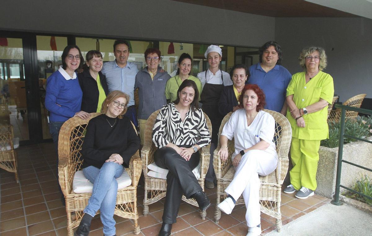 Trini Vidal (d.), con otra residente y la directora, junto a una de sus obras. | IÑAKI OSORIO