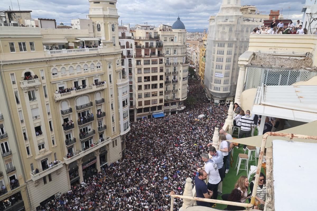Lleno absoluto para la mascletà del 14 de marzo hasta el Mercado Central.