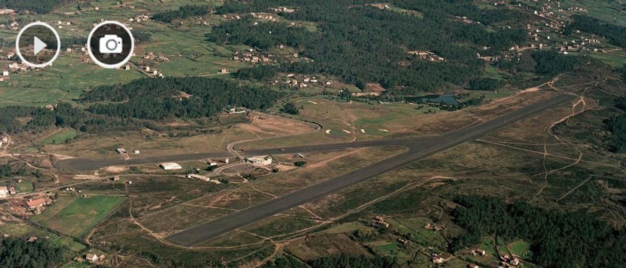 Vista aérea del aeropuerto y de la ciudad de Vigo en los años 60. // Arquivo Dixital de Galicia