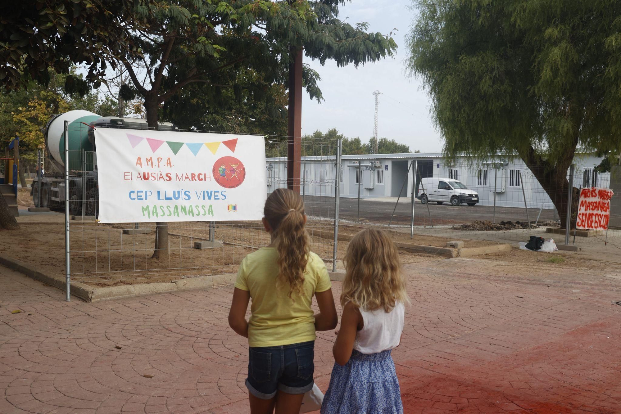 Vuelta al colegio en Massanassa con protestas de las AMPA y operarios aún trabajando
