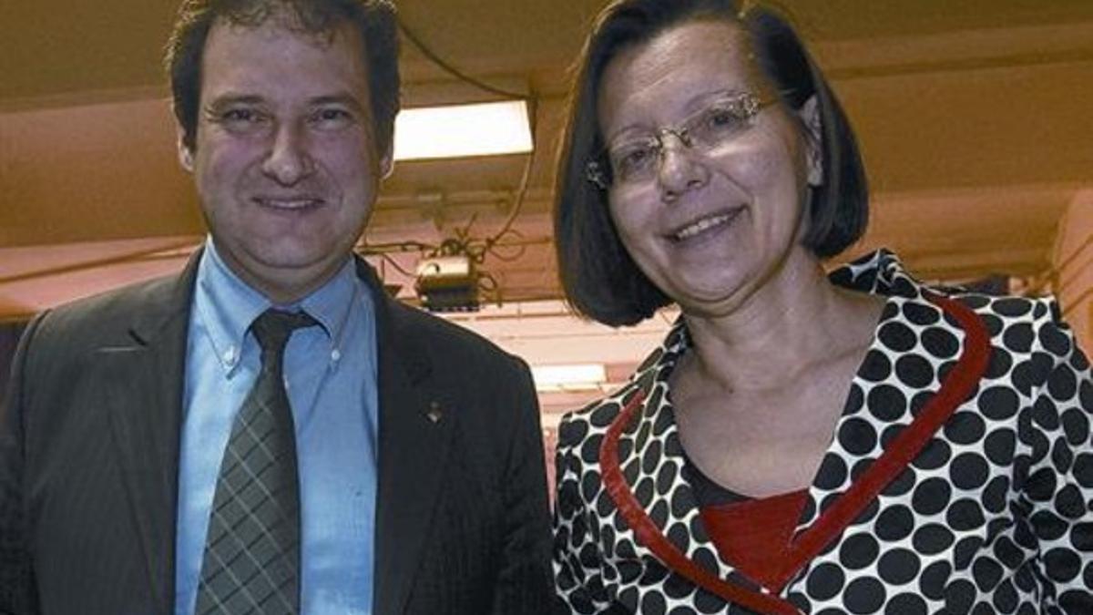 El alcalde de Barcelona, Jordi Hereu, y la 'exconsellera' Montserrat Tura, en una imagen de archivo, en marzo del 2009.