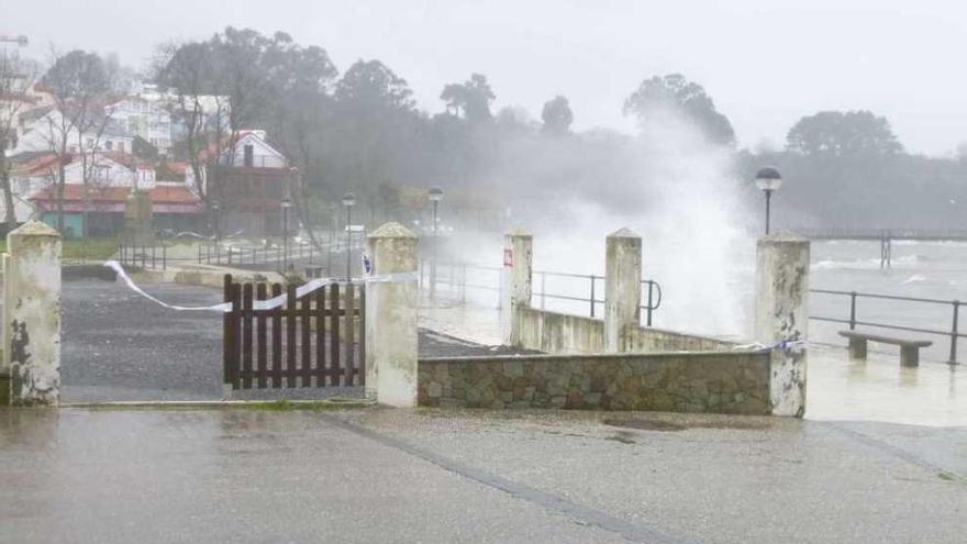 El oleaje rompe sobre el solar del Maxi. El nuevo hotel que se ubicará donde antes estaba el Maxi estará más alejado del borde del mar, para respetar la zona de protección de Costas. Se retranqueará veinte metros, que además le harán falta dada la fuerza con la que rompe el oleaje en el paseo marítimo de Santa Cruz en días como el de ayer. Las olas se adentran varios metros dentro del terreno, todo un espectáculo para los futuros huéspedes.