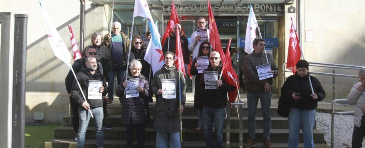 Concentración ante el centro de salud de A Ponte, este martes. | IÑAKI OSORIO