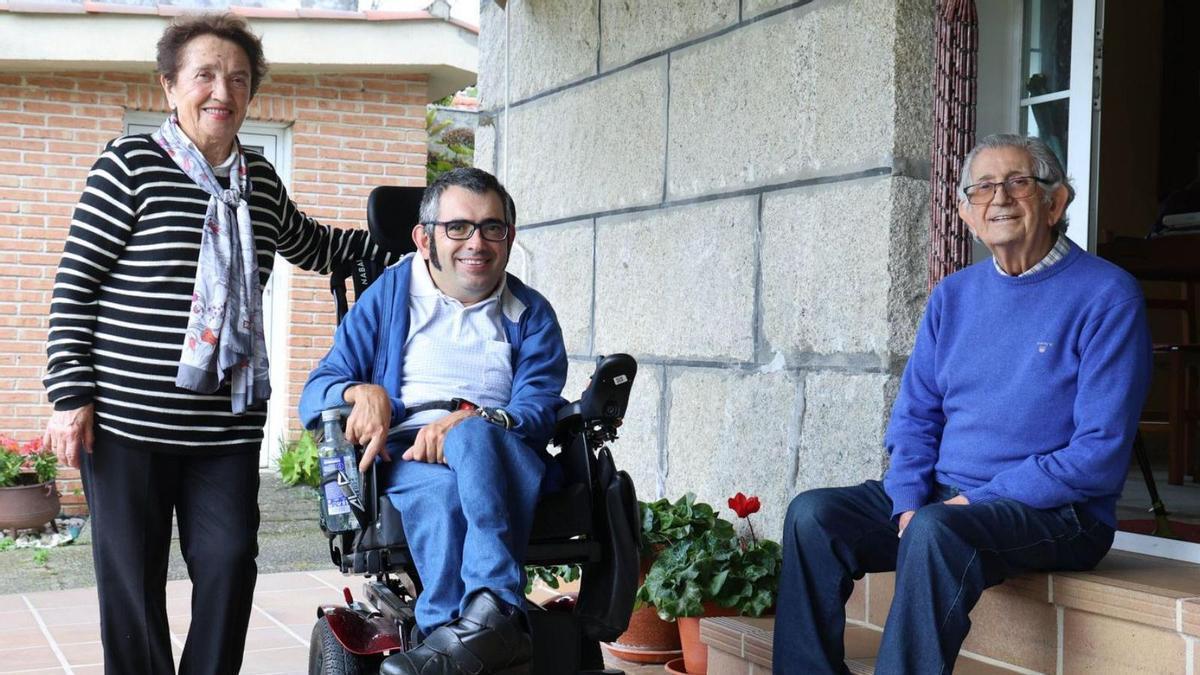 Nacho Fernández, con sus padres, Chelo Méndez y Senén Fernández, en su casa en Nigrán.