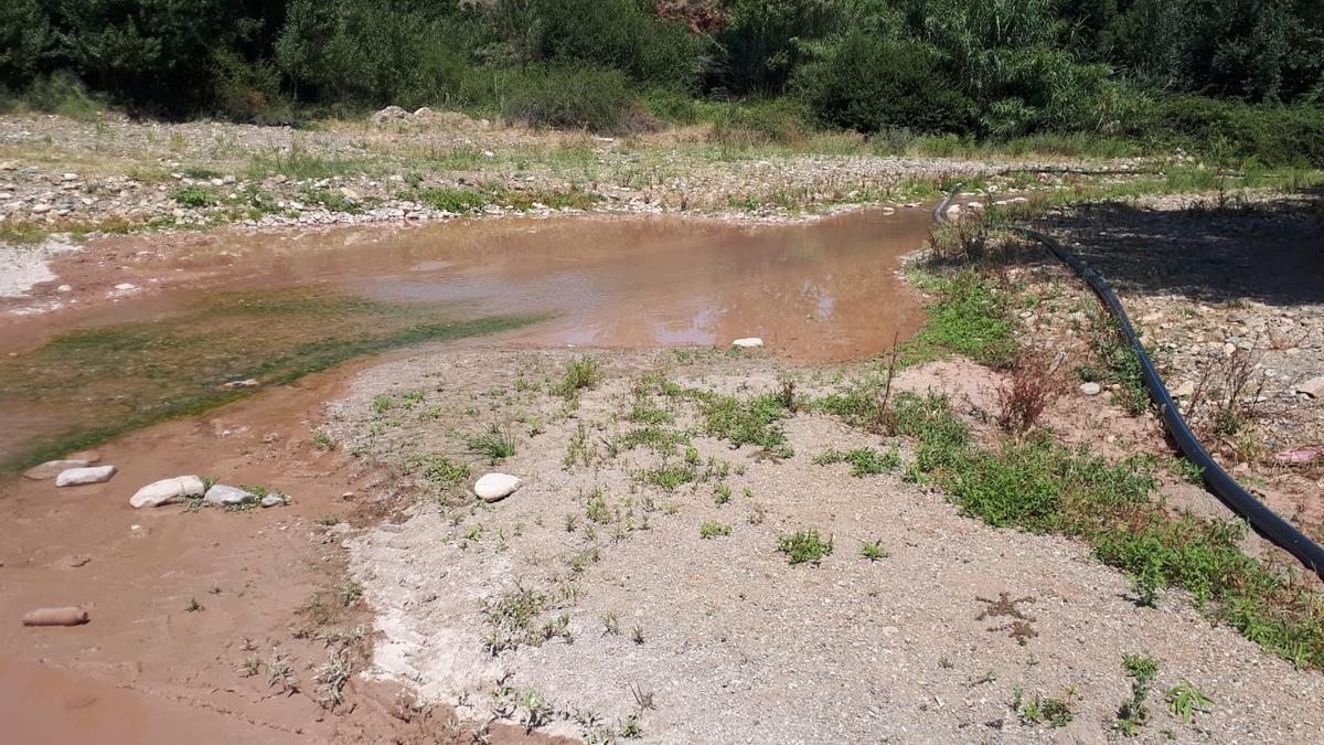 Imagen del agua del río Grío todavía teñida por los vertidos contaminantes.