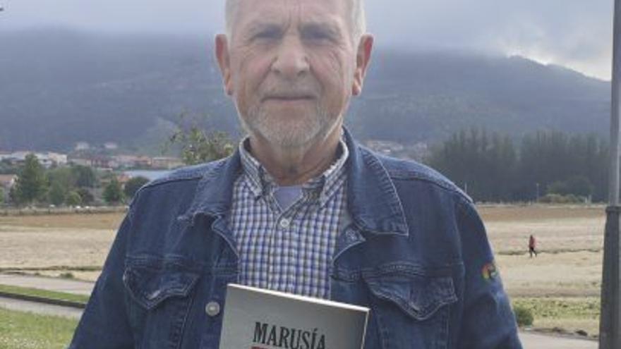 Luís Chapela presenta en Cangas su nuevo poemario