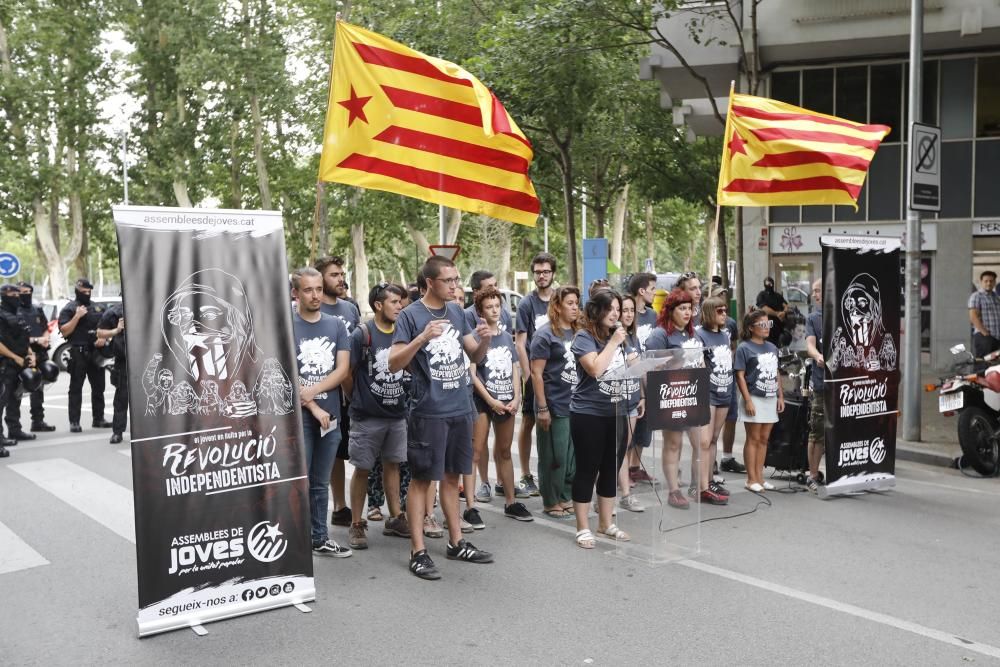 L''assemblea de joves i la CUP celebren actes antimonàrquics a Girona