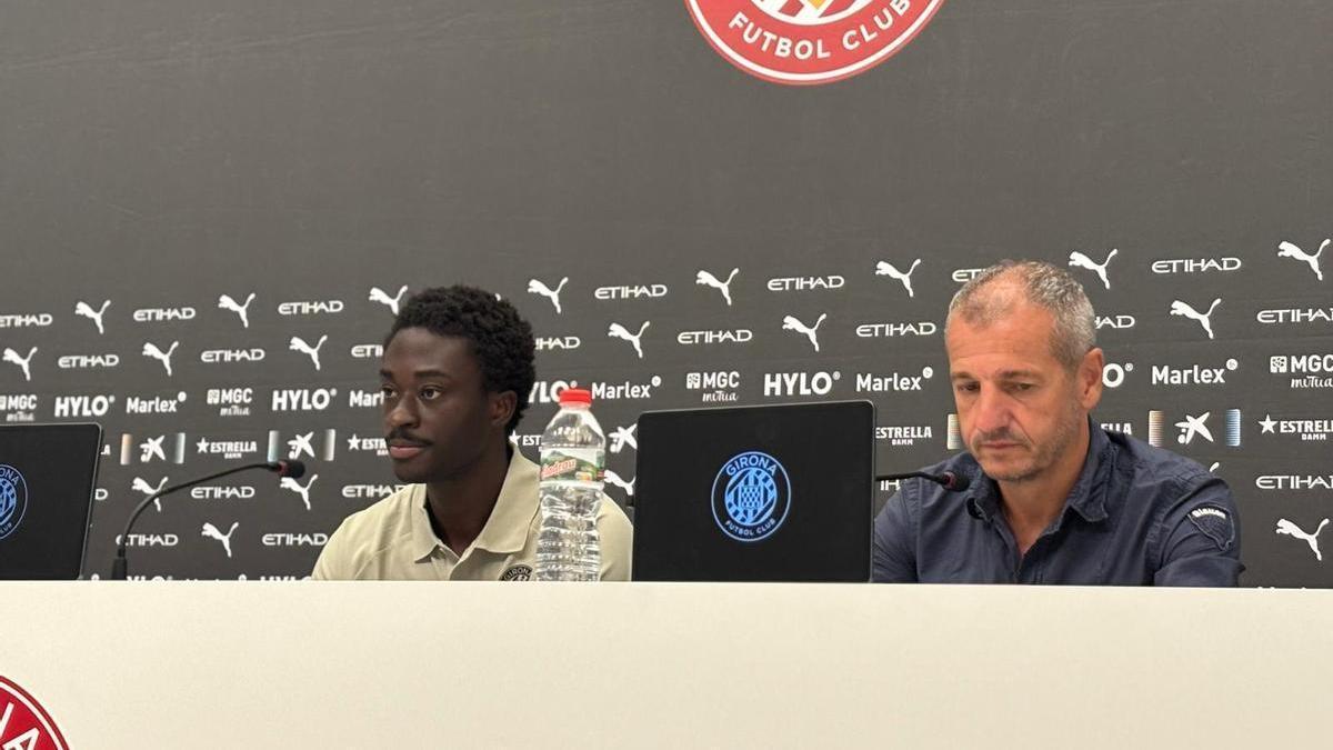 Abdul Mumin i Quique Cárcel, a la sala de premsa de Montilivi.