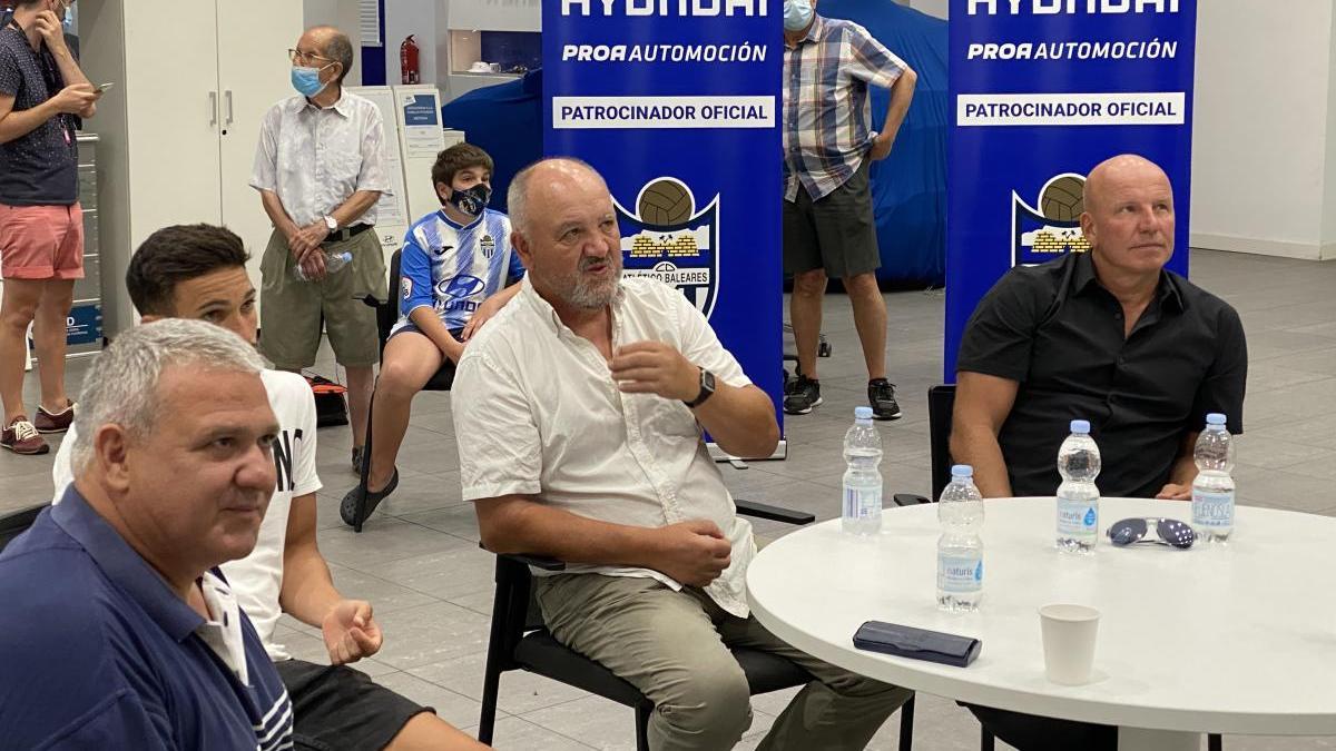 Mandiola, Jorge Ortiz y el presidente Ingo Volckmann han seguido el sorteo en la sede de un patrocinador.