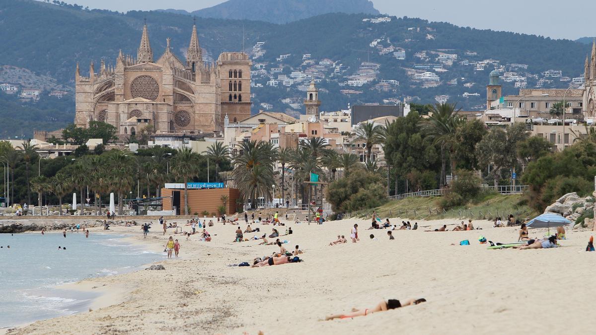 Bañistas en una playa de Palma de Mallorca.