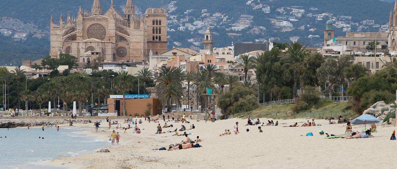 Bañistas en una playa de Palma de Mallorca.