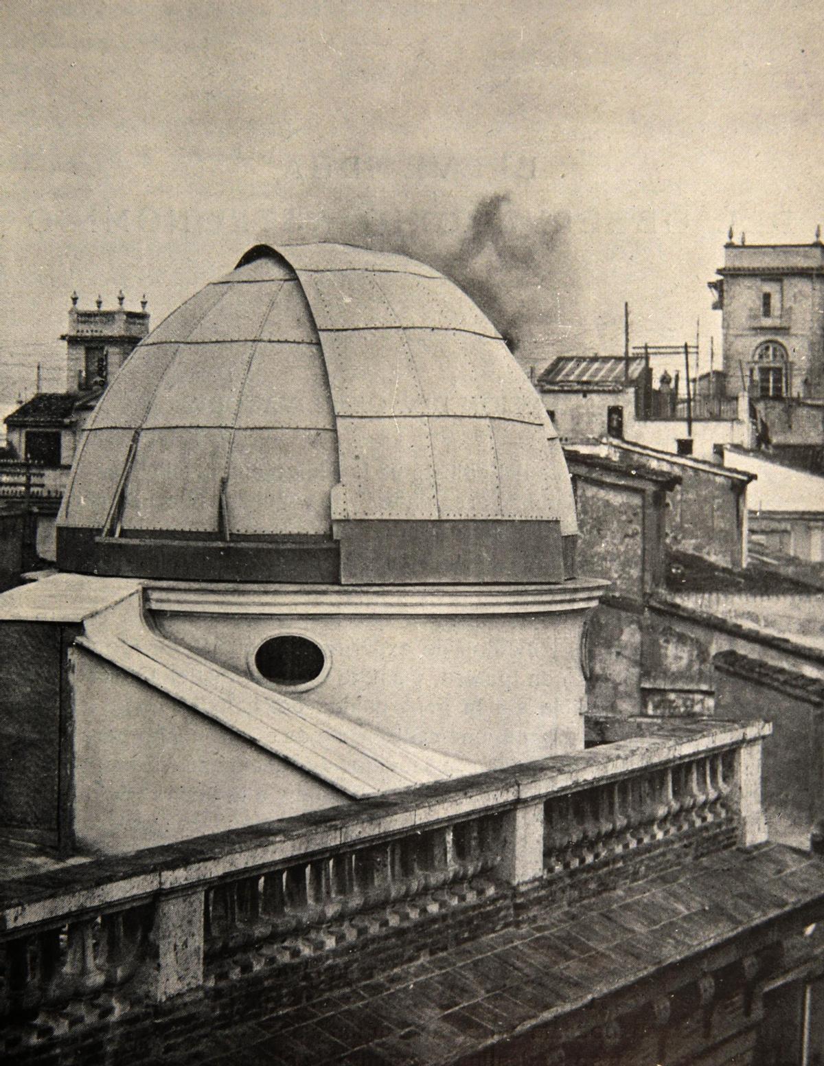 Cupula del Observatorio Astronomica de la Universitat de València en su ubicacion en la calle de La Nau.
