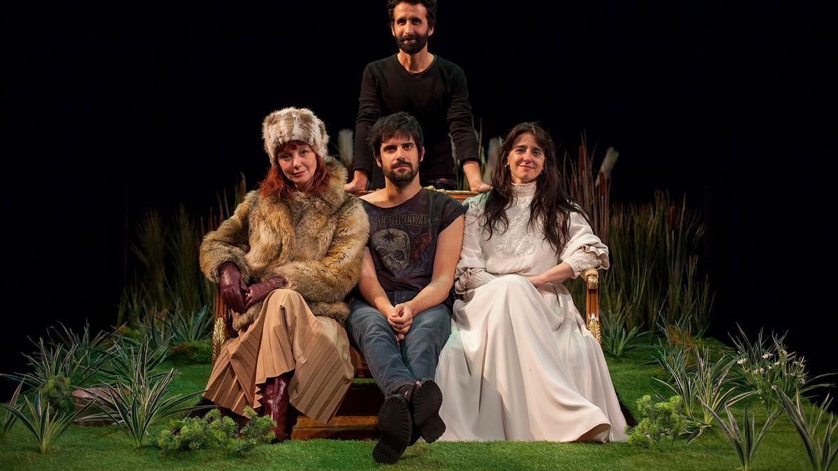 Pablo Remón con el elenco de 'Doña Rosita, anotada'.