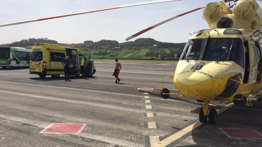 Un helicóptero rescata del mar un cuerpo que flotaba