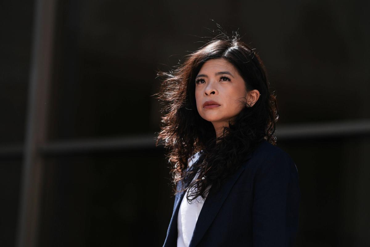 La periodista filipina Patricia Evangelista, autora de 'Que alguien los mate',  en el patio del CCCB