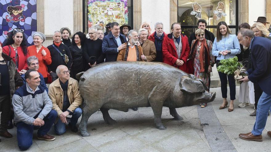 Algunos de los artistas participantes y autoridades posando junto a uno de los porquiños que están en las calles de Lalín