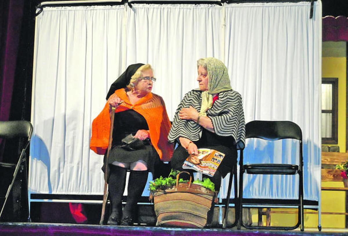 Un momento de la actuación de «Les Ayalgues de Carreño», en la noche del miércoles, en el Teatro Prendes.