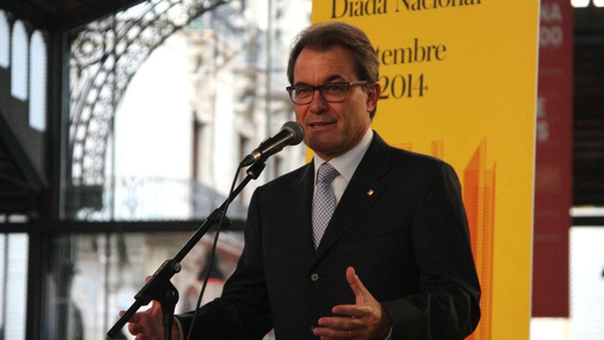 Artur Mas, tras el concierto de 300 violonchelistas en el Born Centre Cultural.