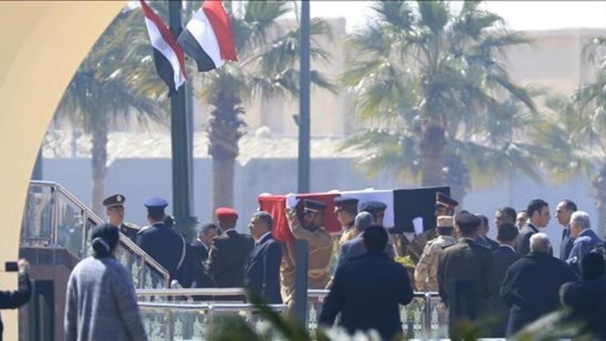 La guardia de honor traslada el ataud con los restos del expresidente egipcio Hosni Mubarak.