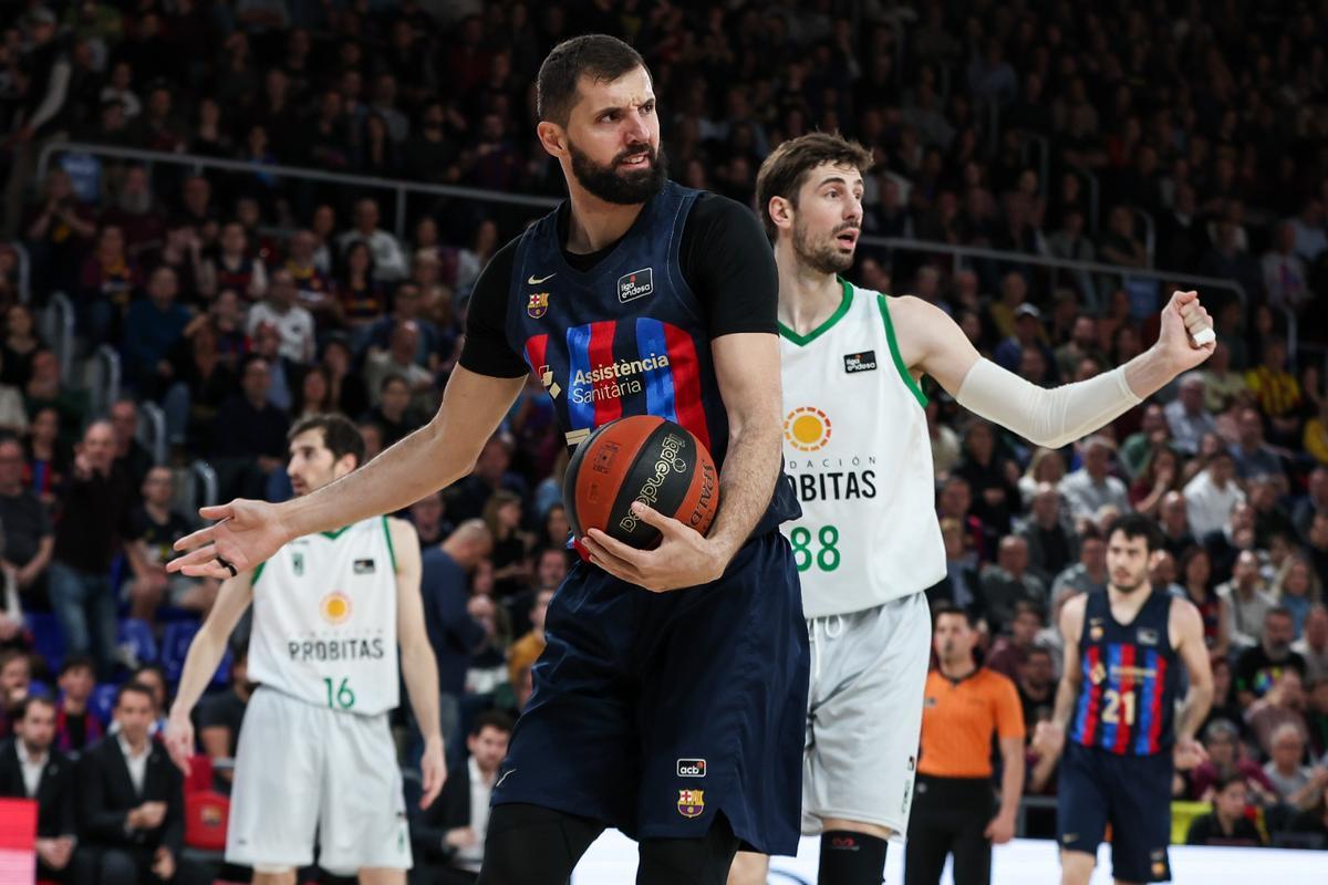 Mirotic se queja de una acción defensiva de Tomic