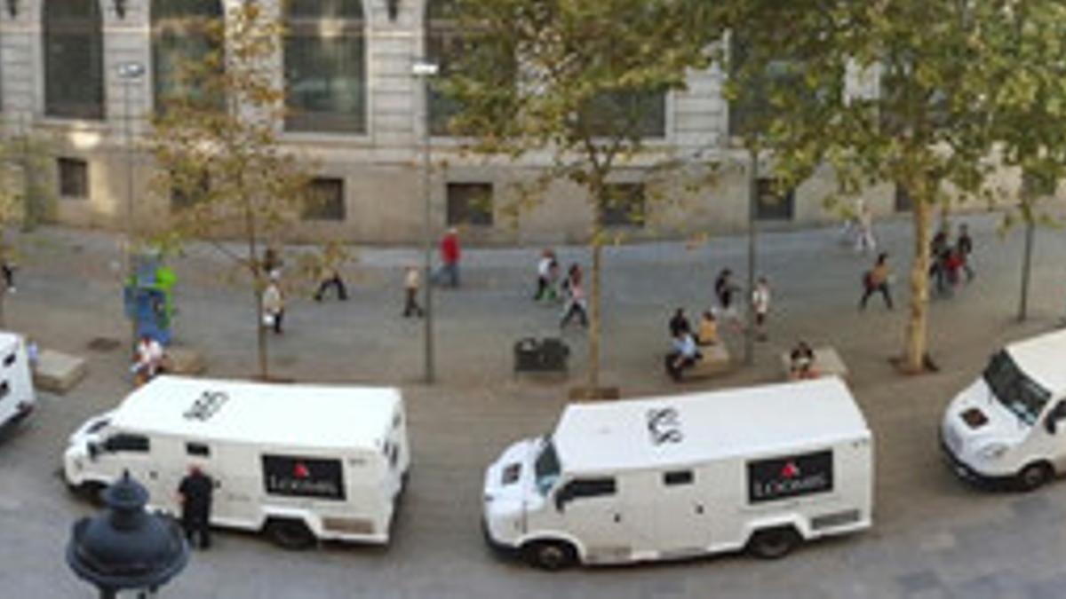 Furgones del Banco de España en la plaza de Catalunya, este viernes.