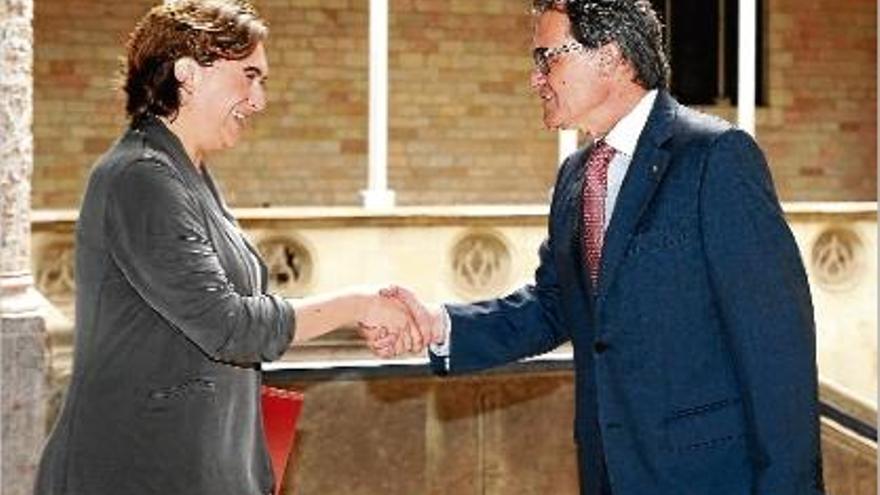 El president, Artur Mas, i l&#039;alcaldessa de Barceona, Ada Colau, en la seva trobada ahir a la Generalitat.