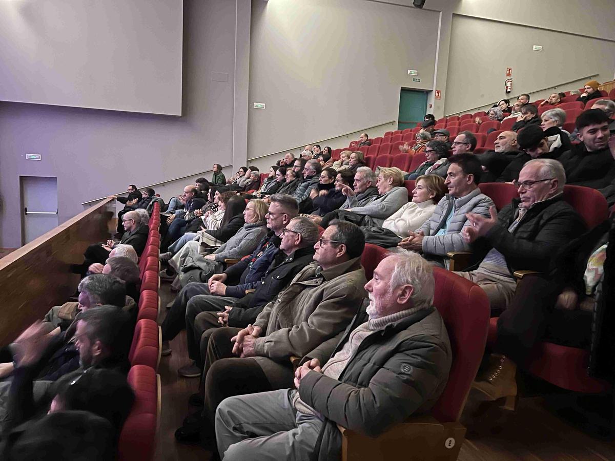 Asistentes a una charla en Agolada sobre el impacto de la planta de biometano.