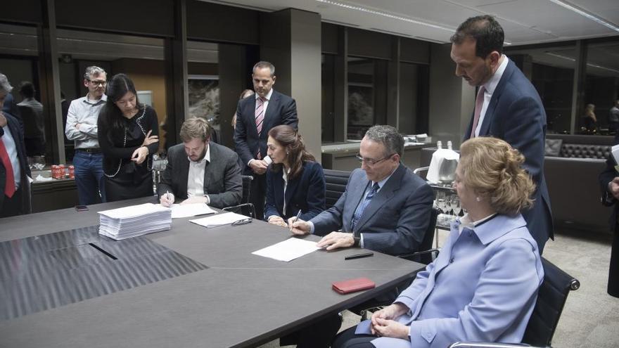 Momento de la firma de la operación entre Javier Moll y Antonio Asensio.