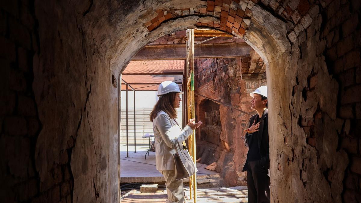 Onda recibe a la directora general de Patrimonio Cultural en la visita a las obras del ‘Rooftop 360º’ de La Campaneta.