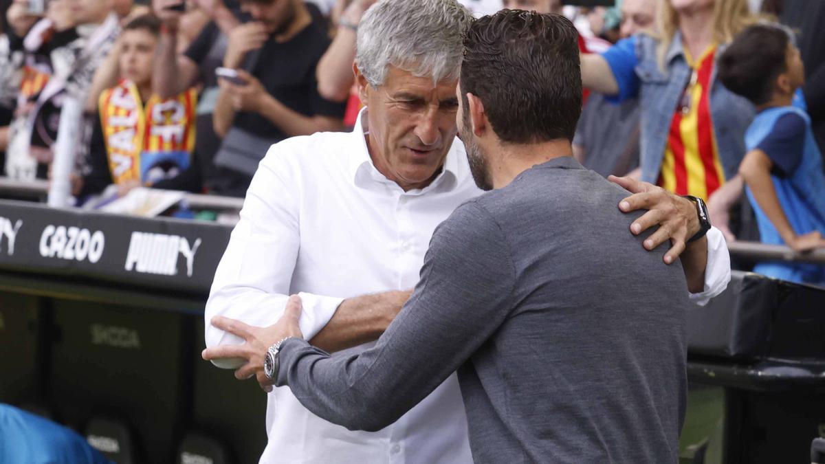 Setién junto al técnico del Valencia antes del partido.