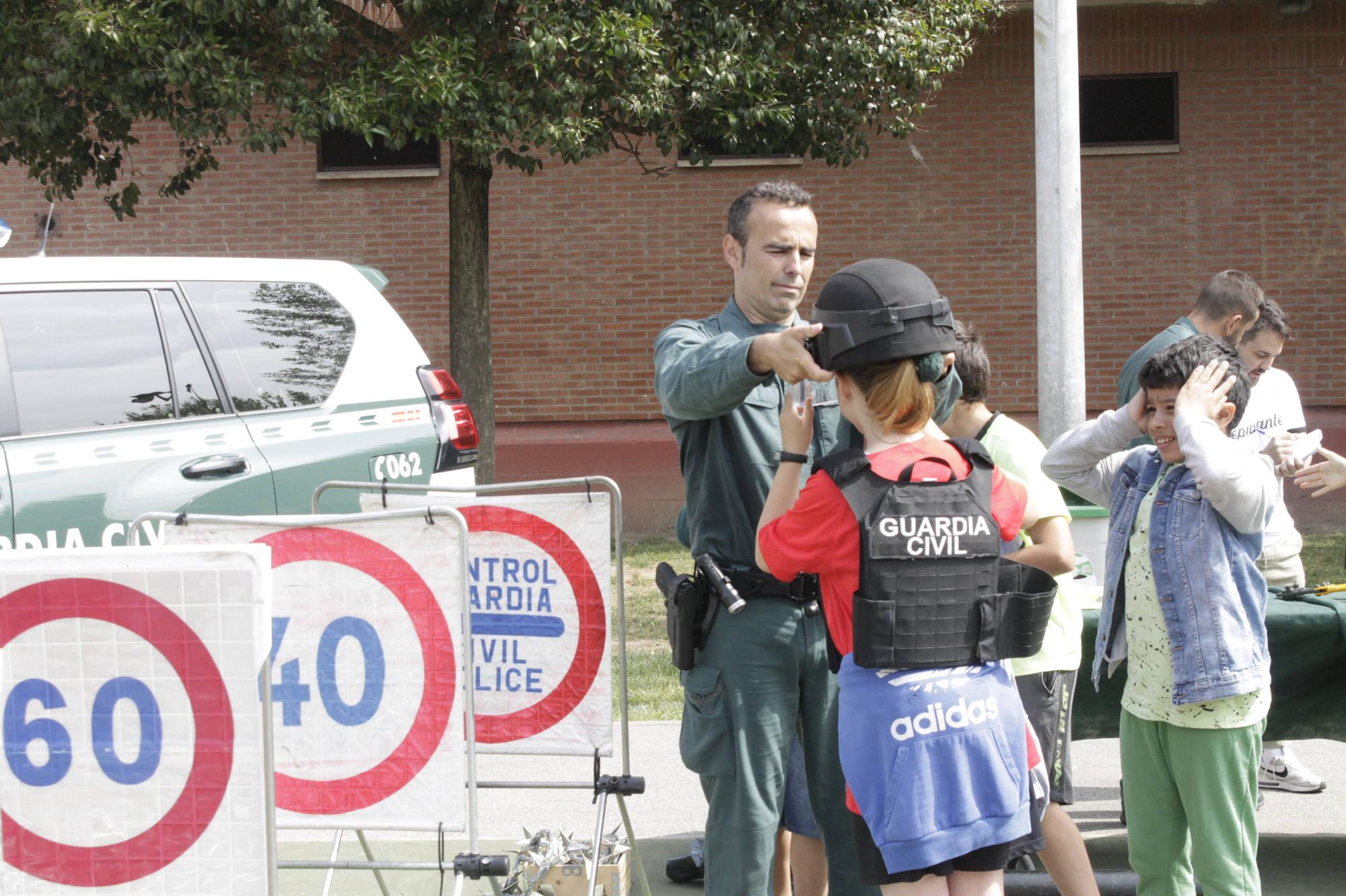 La visita de la Guardia Civil al colegio gijonés de Laviada, en imágenes