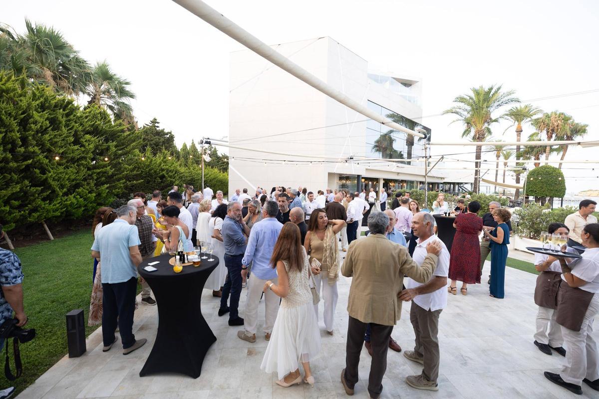 El acto congregó a más de un centenar de invitados.