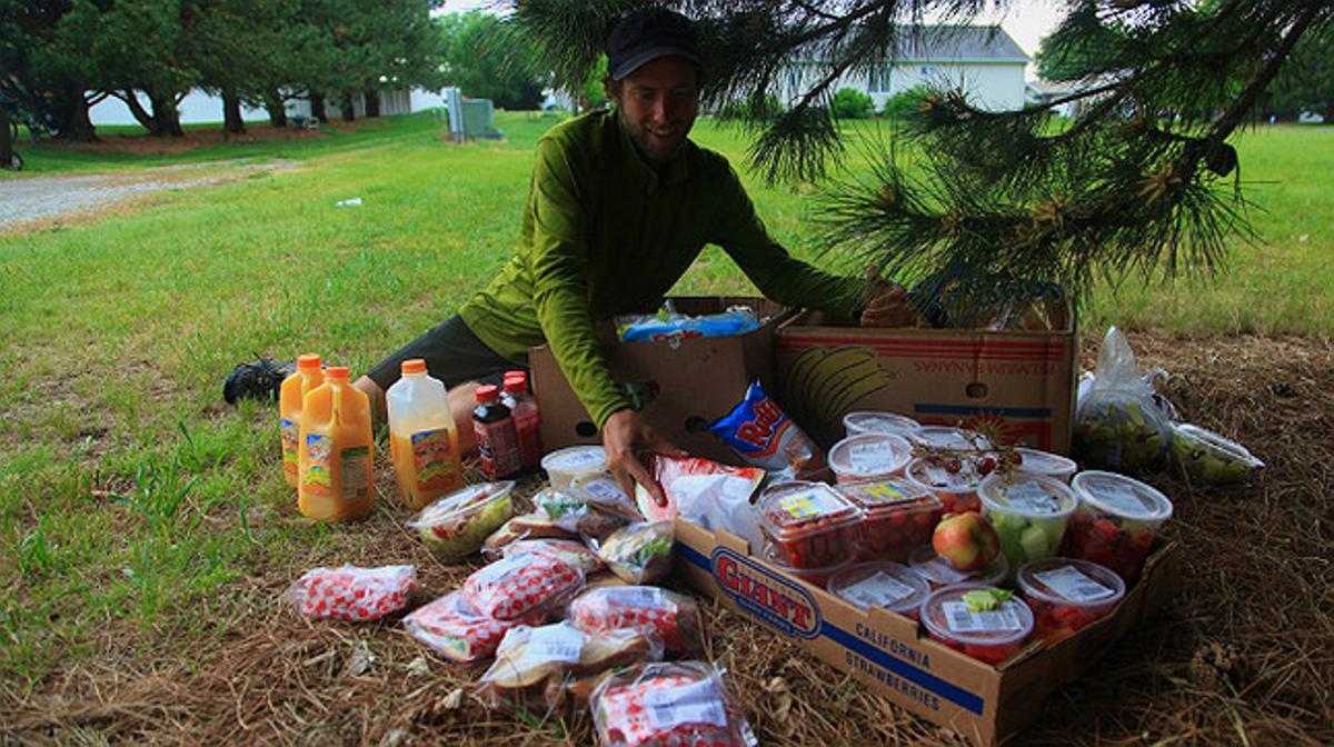 Aliments trobats a les escombraries, exposats en un parc dels Estats Units.