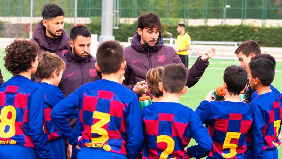 Pau Moral durante su etapa en el Barça como entrenador del Alevín A