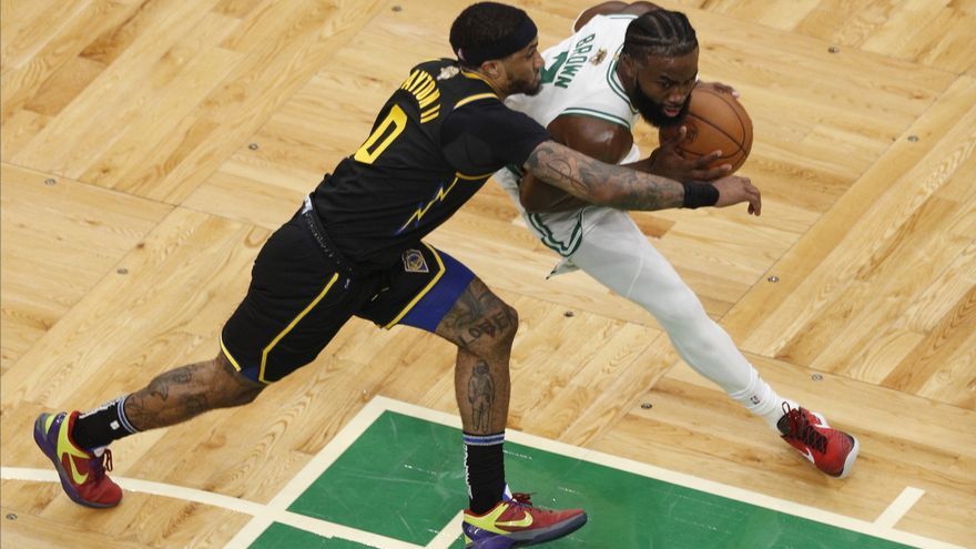 Jaylen Brown, de los Celtics, trata de penetrar a canasta.