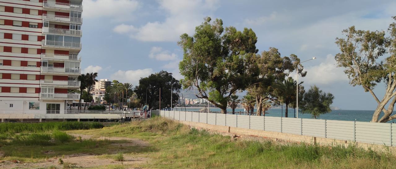 La parcela está situada junto a los apartamentos Hawai, en la playa Heliópolis.