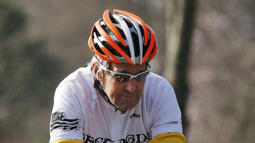 Kerry, en bicicleta por Ginebra el pasado marzo. // Reuters