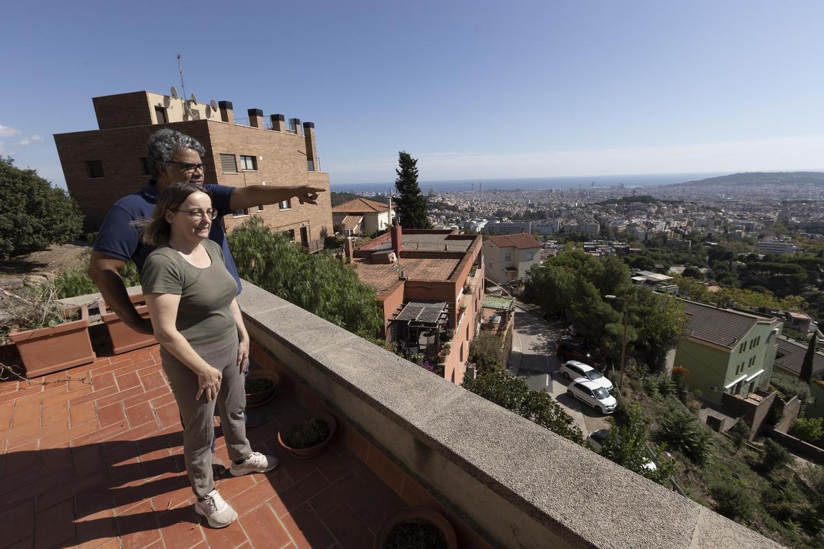 Bosch y Lozano, en la terraza de su casa, este miércoles.