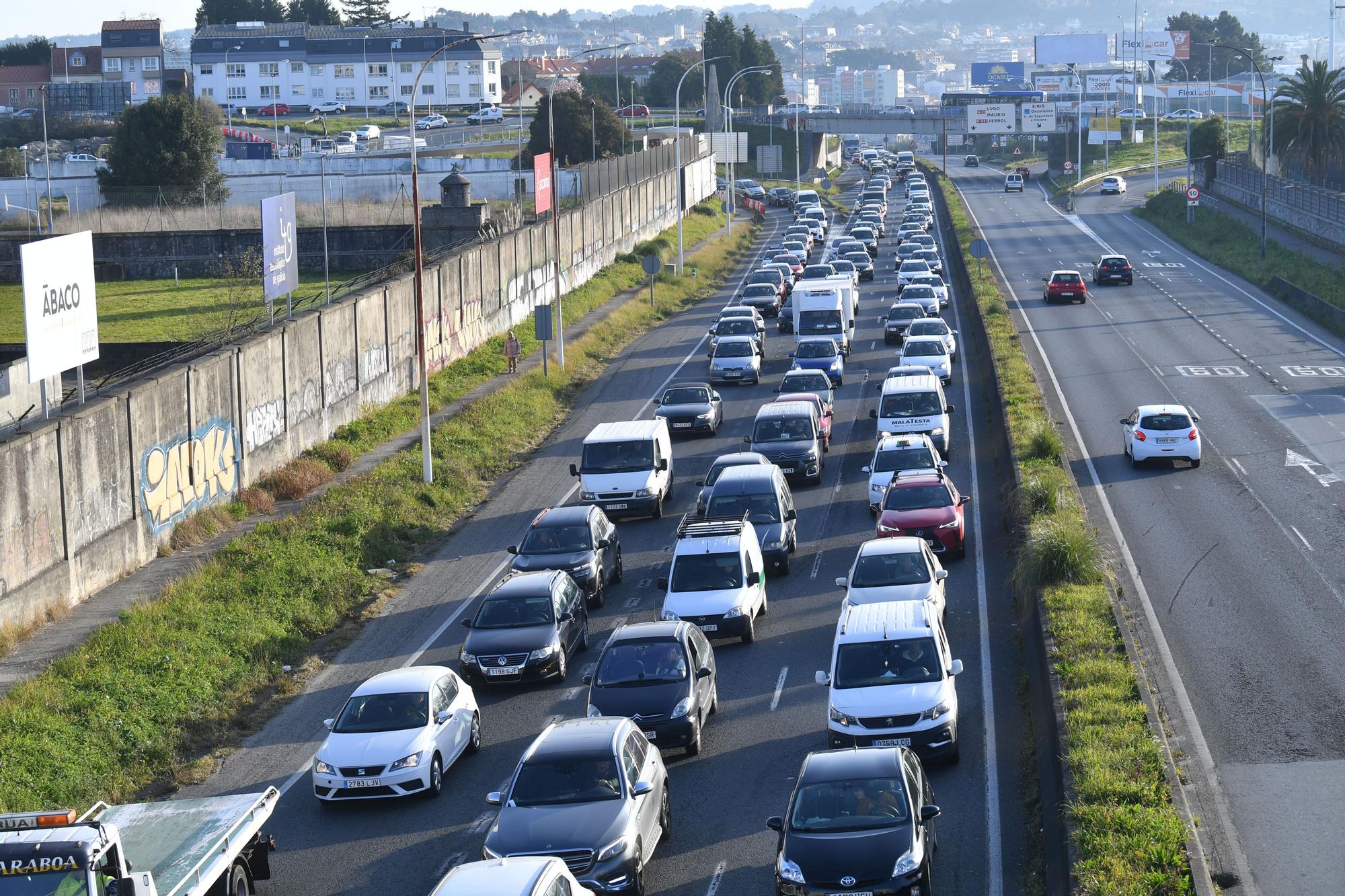 Atasco en A Pasaxe por un accidente en Palavea