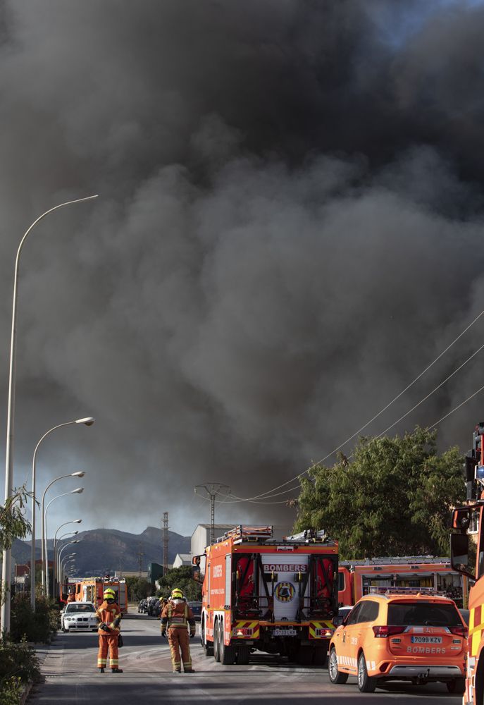 Así ha sido el tremendo incendio que ha arrasado una nave industrial en el Port de Sagunt