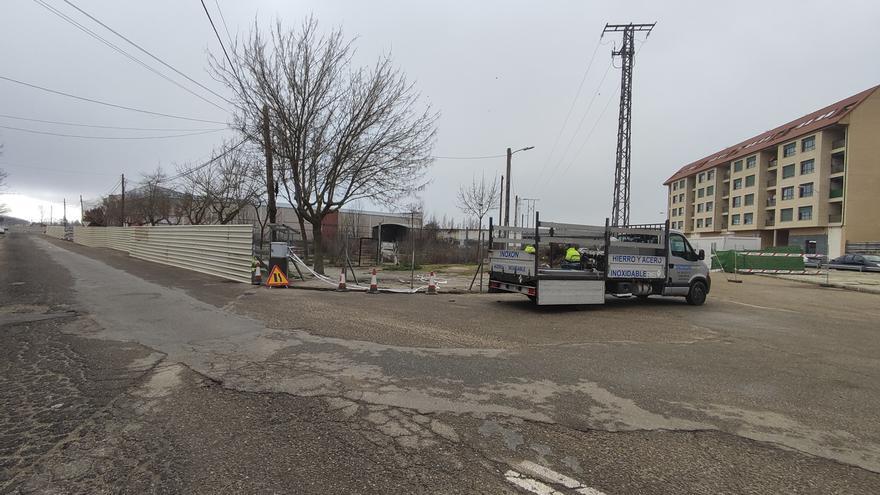 Mercadona inicia el vallado y la limpieza de la parcela de su futura superficie comercial en Benavente