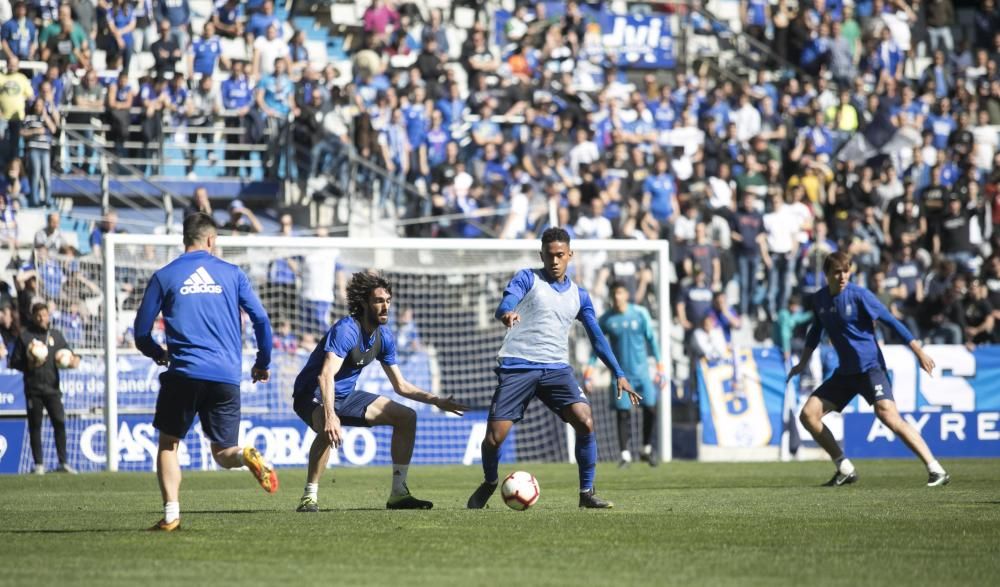 Los oviedistas apoyana a su equipo antes del derbi