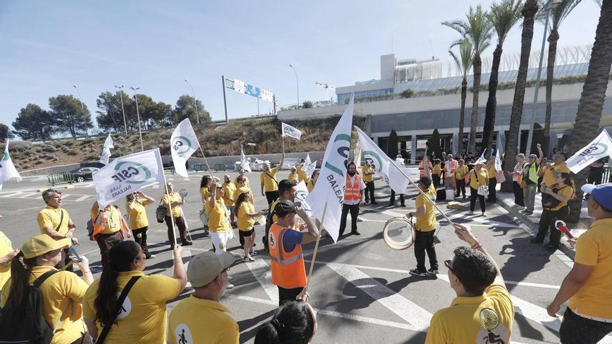 VÍDEO | Los trabajadores de asistencia a personas con movilidad reducida del aeropuerto de Palma protestan para exigir contratos más estables