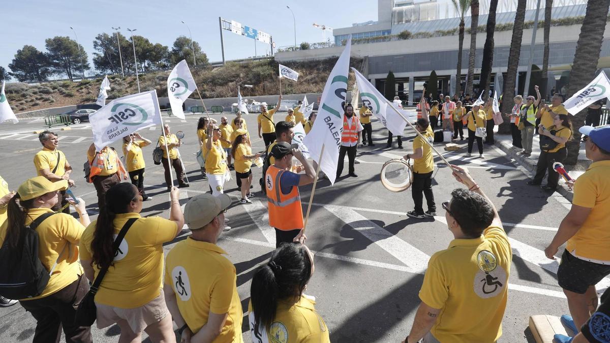 Los trabajadores de asistencia a personas con movilidad reducida del aeropuerto de Palma en la concentración de junio.