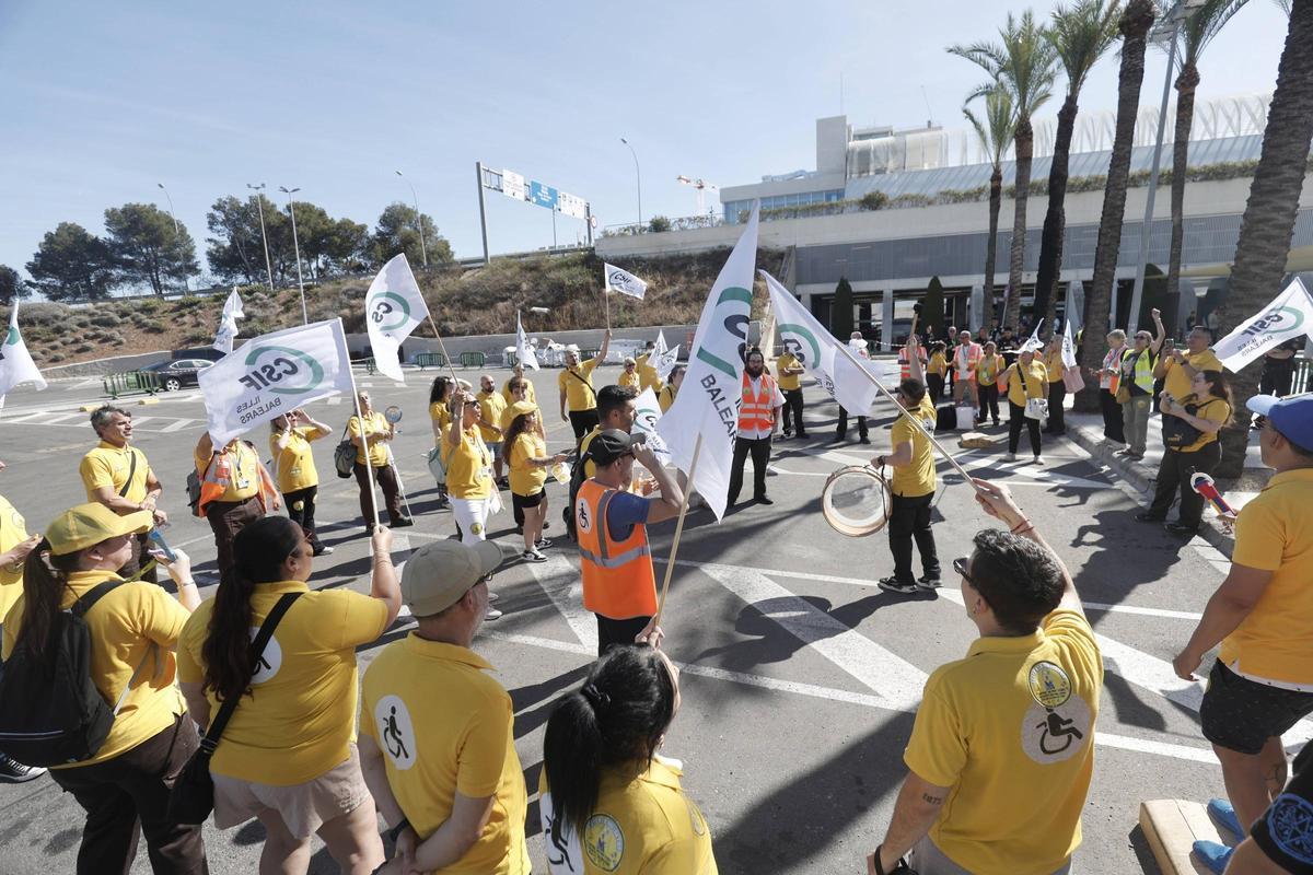 Los trabajadores de asistencia a personas con movilidad reducida del aeropuerto de Palma en la concentración esta mañana.